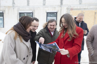 Agnieszka Dziemianowicz-Bąk na placu budowy Centrum Opiekuńczo-Mieszkalnego