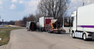 Do uszkodzonego zespołu pojazdów wezwano mobilny serwis