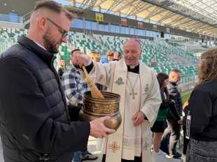 Biskup Marek Solarczyk poświęcił wielkanocne koszyczki przyniesione na stadion przez kibiców Radomiaka [FOTO | WIDEO]