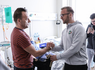 Jan Grzesik z jednym z pacjentów