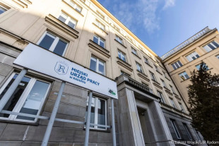 Ożywienie na rynku pracy w Radomiu: rekordowa liczba miejsc pracy, zatrudnienie w górę, bezrobocie w dół