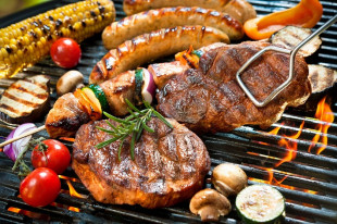 Więcej kiełbasy, wody i piwa bezalkoholowego. Jak zmienia się zestaw grillowy Polaków