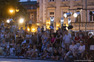 W Radomiu wystąpił Teatr 3.5. Sporo publiczności przy fontannach [FOTO]