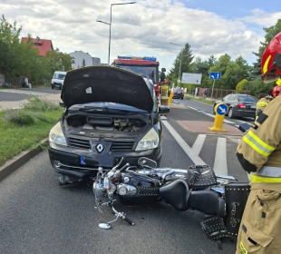 Motocyklista wzięty w kleszcze. Ranny przewieziony do szpitala  