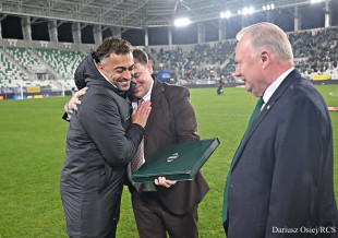 Leandro odbiera wyróżnienie od zarządu Radomiaka