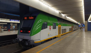 Pociąg Kolei Mazowieckich na dworcu Warszawa Centralna