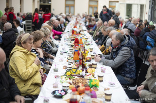 Ponad 300 Radomian przy wielkanocnym stole dla samotnych i potrzebujących pomocy [FOTO]