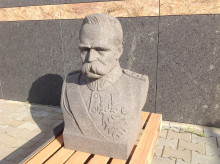 Popiersie marszałka Józefa Piłsudskiego gotowe do ustawienia na cokole