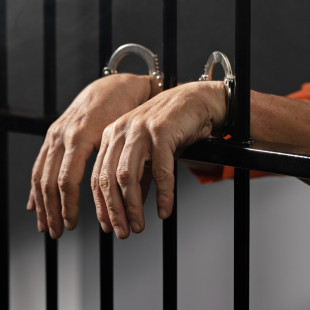 Brutalnie napadał, groził nożem i okradał. Policjanci zatrzymali niebezpiecznego 39-latka