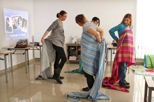 Kurs chustonoszenia. Foto: rodzicebezobaw.pl