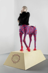 Marek Kijewski, Małgorzata Malinowska; (Zombie) Portret konny Andy'ego Warhola; 1998; technika własna, podstawa: 42 x 88 x 160; rzeźba: 164 x 49 x 100 cm;
