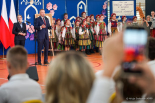 Rozpoczęcie roku szkolnego. Prezydent Nawrocki w Wolanowie