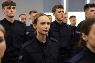 Poznajcie ich. Oto 46 nowych policjantek i policjantów,  którzy ślubowali w Radomiu