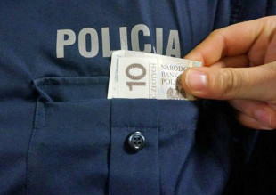 Jechał pijany - chciał dać policjantom 10 tys. zł łapówki