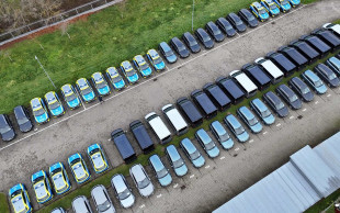 Radiowozy na parkingu przed komendą na ul. 11 Listopada