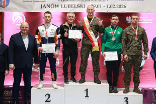 Arkadiusz Kułynycz z trenerem Włodzimierzem Zawadzkim na najwyższym stopniu podium