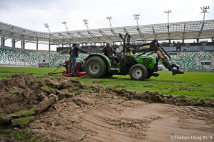 Ruszyły prace przy wymianie murawy na stadionie przy ul. Struga 63. Nowe boisko ma być gotowe za 4 dni [FOTO]