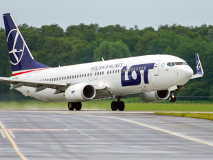 Samolot LOT na lotnisku w Radomiu