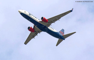 Boeing 737-800 MGA na podejściu do lotniska w Radomiu