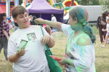 Letni Festiwal Zabawy oraz Holi Święto Kolorów. 