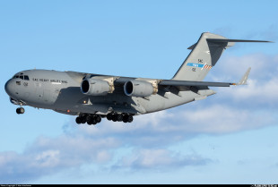 Boeing C-17A Globemaster III nad radomskim niebem