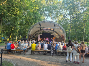 Letni piątkowy wieczór z muzyką i tańcem. Łaźnia zaprasza