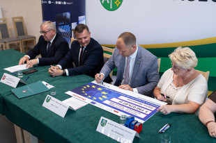 Podpisanie symbolicznego czeku w UG Głowaczów