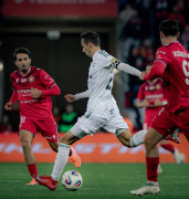 Rafał Wolski w starciu z zawodnikami Widzewa Łódź