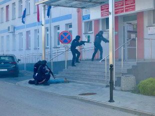 Policyjne ćwiczenia. Pozorant wtargnął do urzędu i wziął zakładniczkę [FOTO]