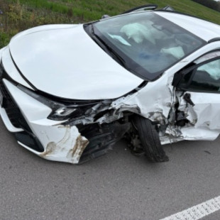Toyota rozbita w kolizji w Dębniaku