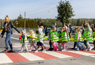 Cała droga powiatowa z Radomia do Polan już gotowa. Otworzyły ją przedszkolaki