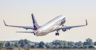 Samolot LOT startuje z lotniska w Radomiu