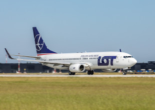 Samolot LOT na lotnisku w Radomiu
