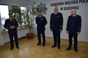 Od lewej: komendant Robert Janik, dotychczasowy jego zastępca, Grzegorz Michorek  oraz nowi zastępcy