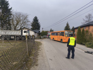 Kolizja autobusu przewożącego uczniów z ciężarówką pod Białobrzegami. Srogi mandat
