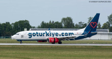 Boeing 737-800 MGA na lotnisku w Radomiu