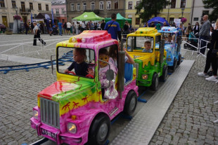 Retro autobusy i tor skimboardowy. Ostatnia „Niedziela na Rynku” w tym roku