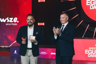 Agustin Egurrola i Rafał Rajkowski podczas przyznawania medalu „Pro Masovi