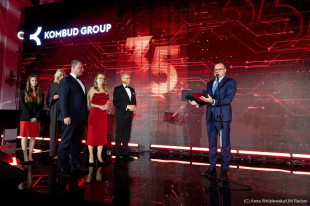 Gratulacje od prezydenta Radomia przyjmują (od prawej) Artur Marcinkiewicz prezes zarządu oraz człon