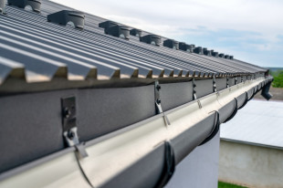 Wybór odpowiednich materiałów na rynny: Porównanie plastiku, metalu i innych opcji