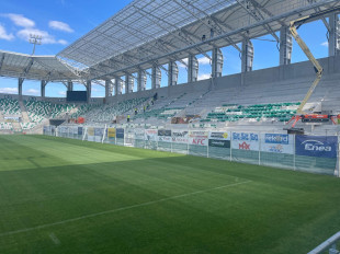 Trwa montaż krzesełek na dwóch nowych trybunach stadionu Radomiaka