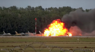 F-16 o mały włos nie uderzył w inne samoloty [WIDEO]