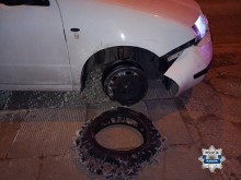 Uszkodzone koło Skody, którą uciekał pijany 19-latek