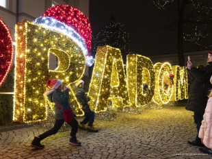 Centrum Radomia rozświetlone świątecznymi dekoracjami [FOTO]