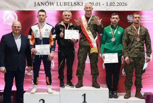 Arkadiusz Kułynycz z trenerem Włodzimierzem Zawadzkim na najwyższym stopniu podium