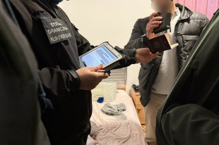 Funkcjonariusz SG wprowadza dane do systemu