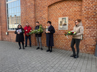 Kwiaty pod tablicą pamiątkową Włodzimierza Pujanka w 1. rocznicę śmierci