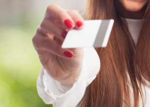 Tak omamił Radomiankę, że bez zmrużenia oka oddała mu kartę do bankomatu