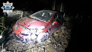 Nie zatrzymało go ogrodzenie. Nie zatrzymało go drzewo. Przez kilka kilometrów uciekał radomskiej drogówce