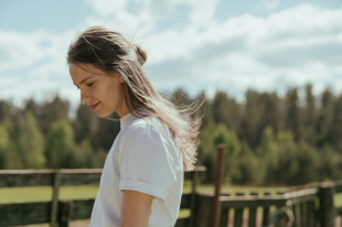 Koszulki na wiosnę - klasyczna biel zawsze modna